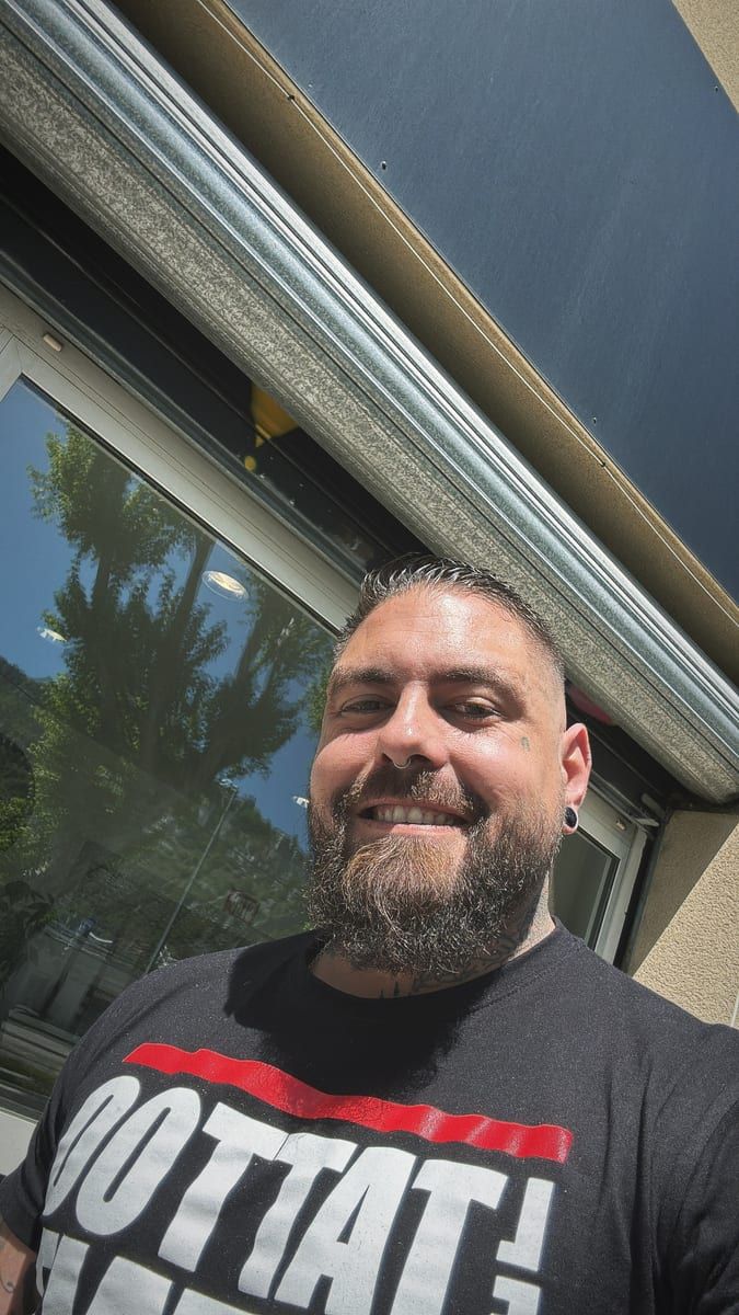 Alessio - Gay fute à Ftan Profil de Alessio, 36 ans, Gay fute à Ftan (Grisons)