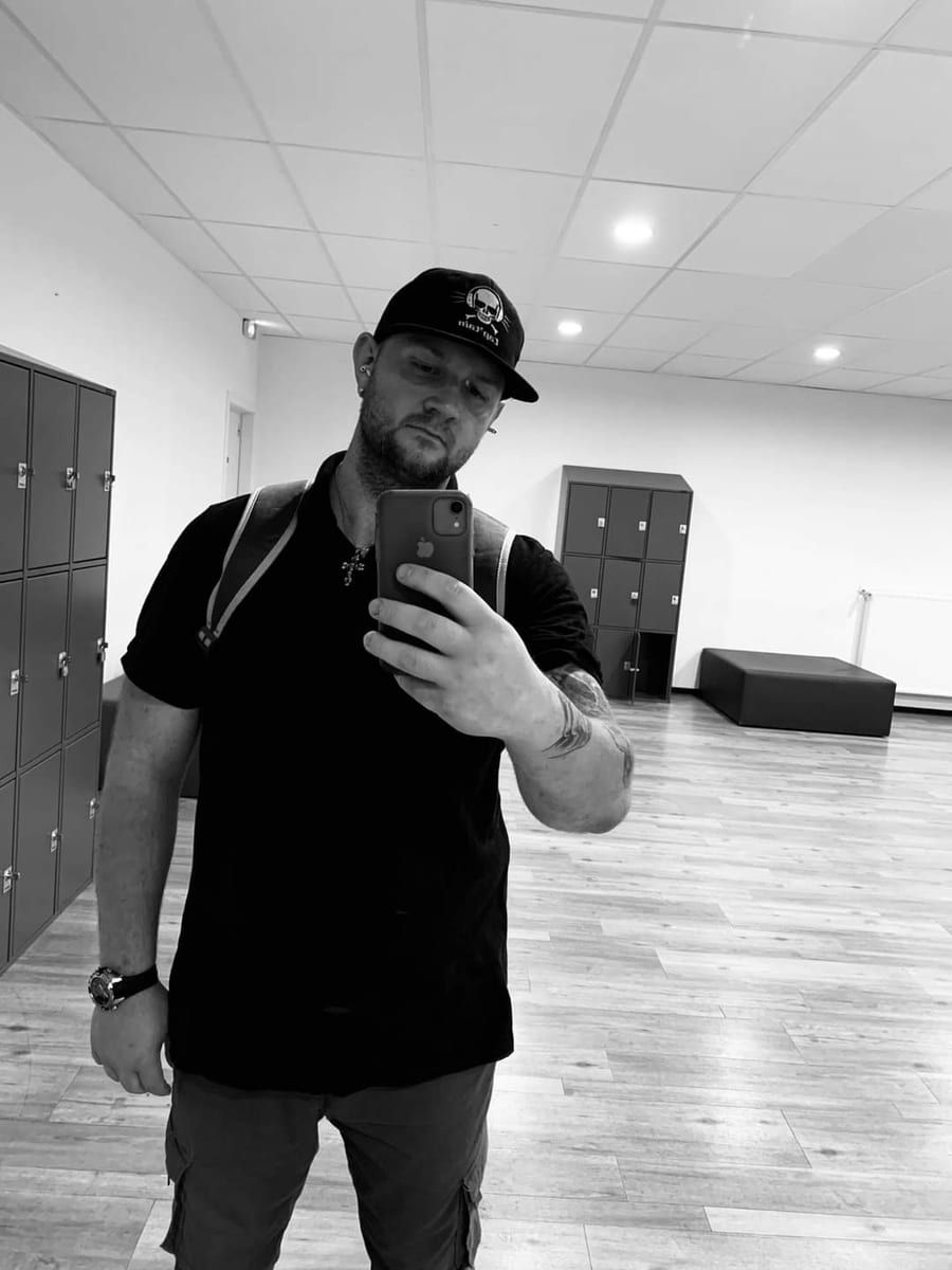Dirk - Gay fute à Intschi Profil de Dirk, 23 ans, Gay fute à Intschi (Uri)
