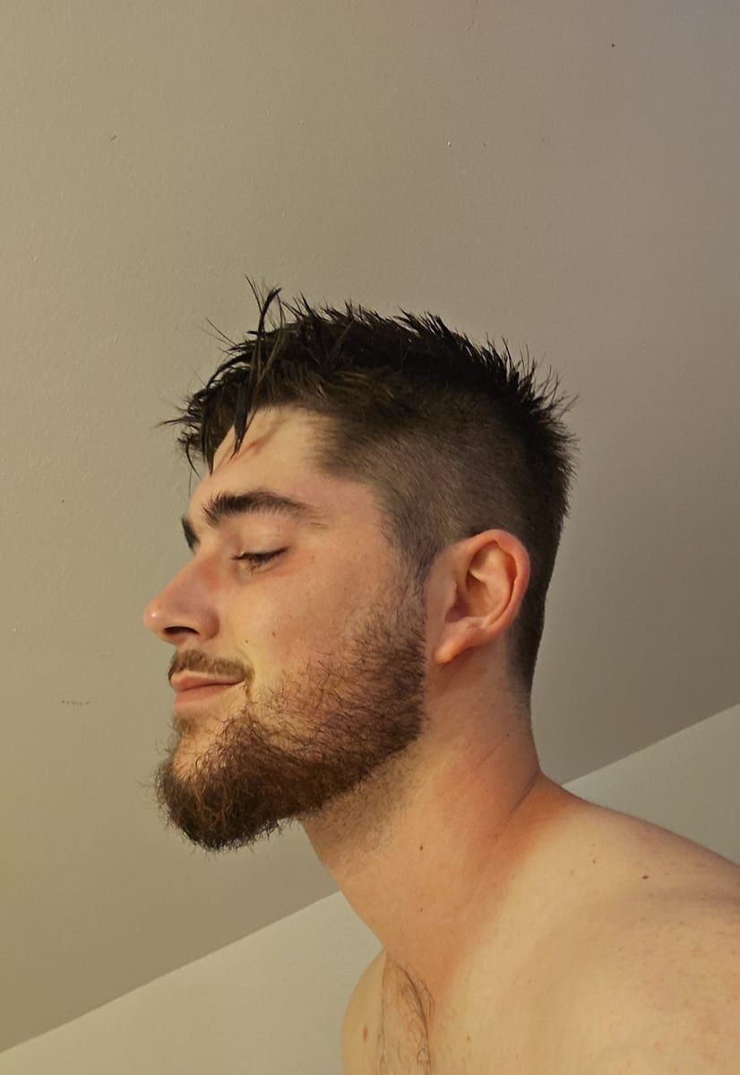 Anthon - Gay fute à Fex Profil de Anthon, 27 ans, Gay fute à Fex (Grisons)